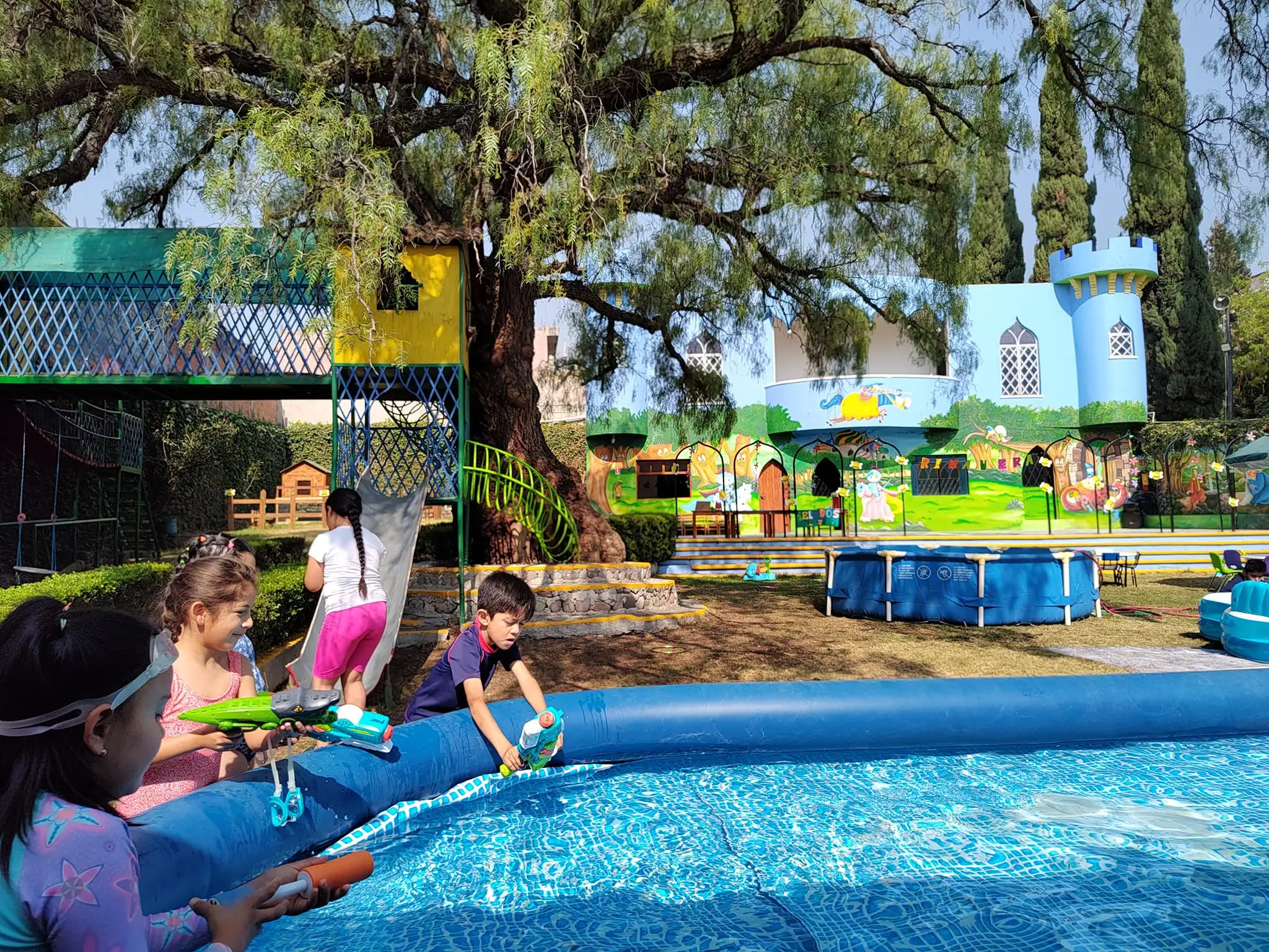 Niños del Colegio Finlandés participando en actividad educativa en Tepotzotlán