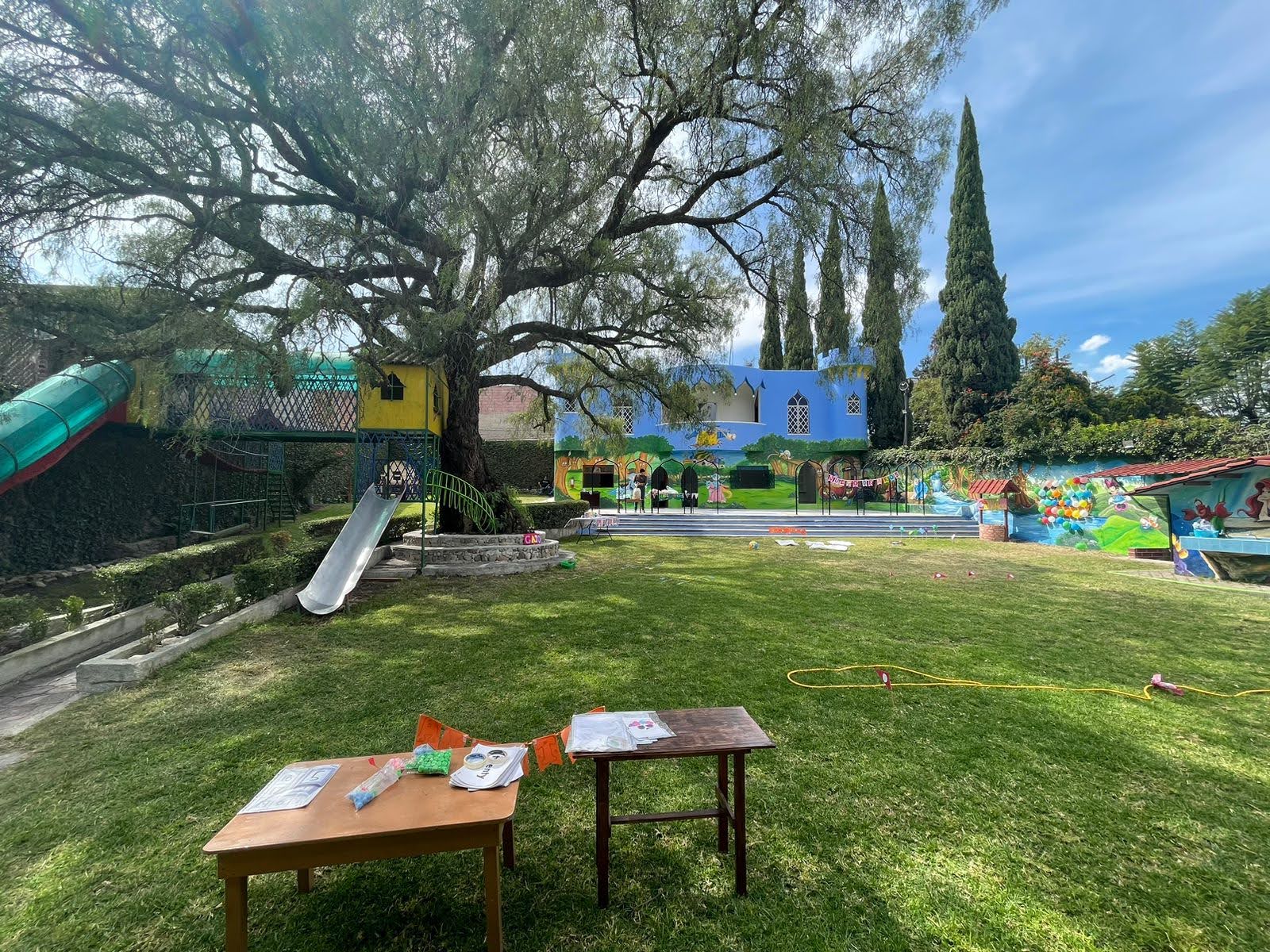 Patio principal del Colegio Finlandés en Tepotzotlán con áreas verdes
