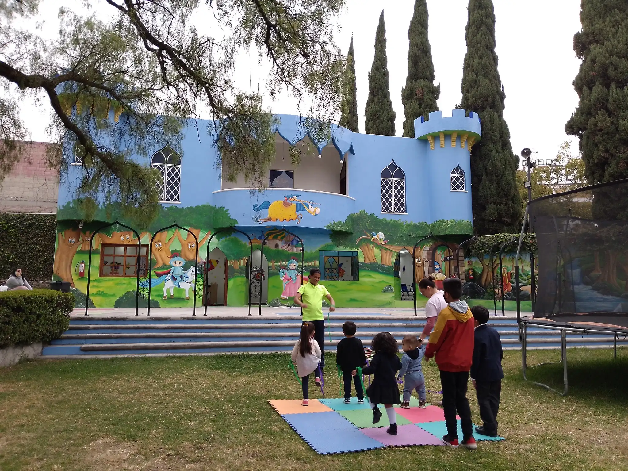 Niños aprendiendo en taller del Colegio Finlandés en Tepotzotlán