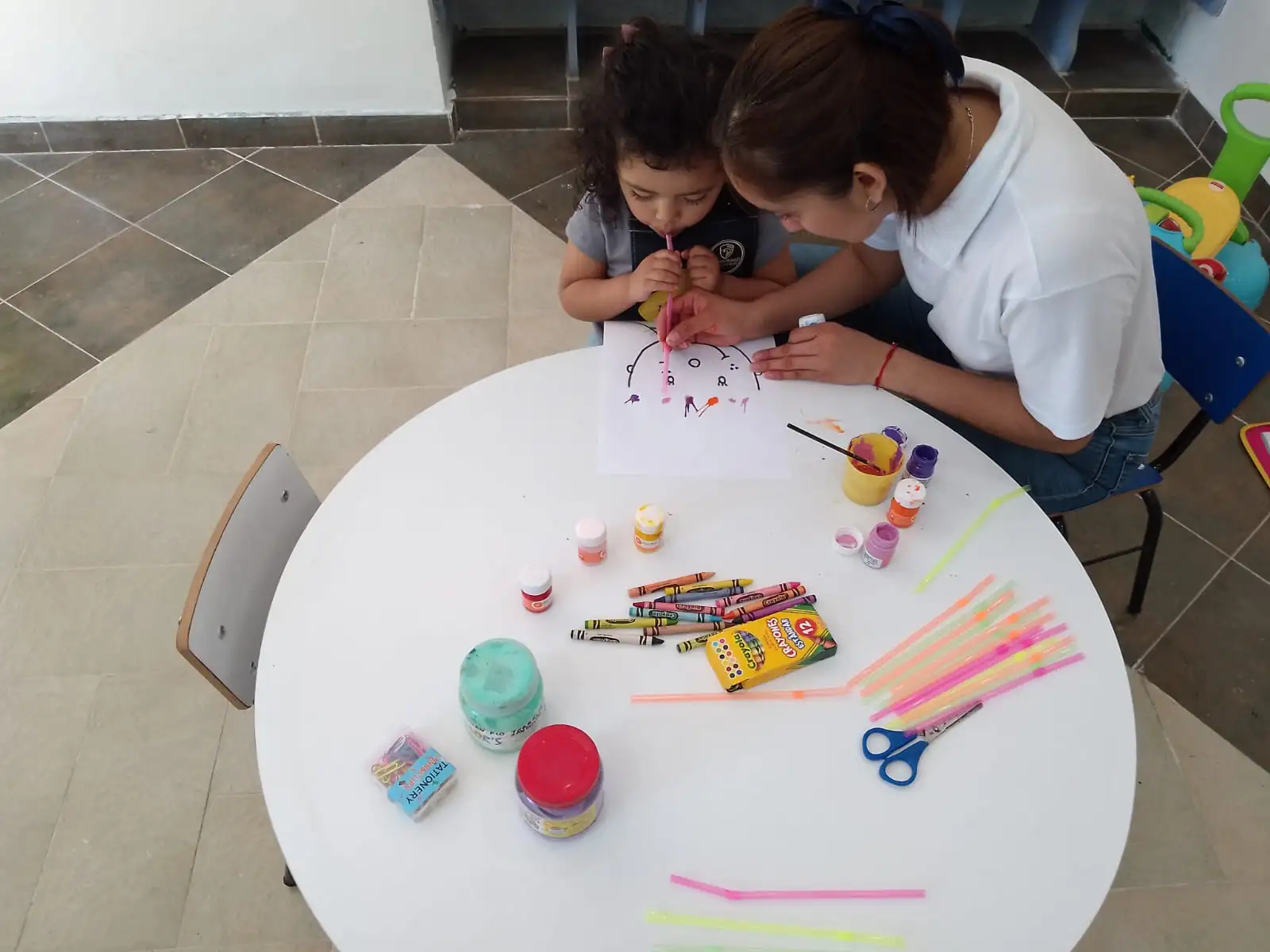 Clase de inglés para niños en el Colegio Finlandés de Tepotzotlán